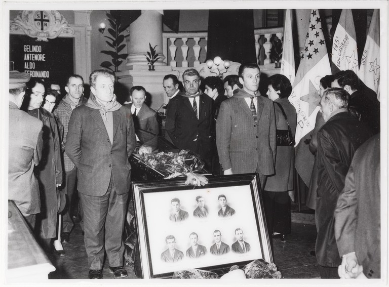 Gattatico-Reggio Emilia, 27-30 marzo 1970, Funerali di Alcide Cervi, camera ardente di Alcide nella Sala del Tricolore di Reggio Emilia, picchetto d'onore